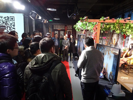新产品揭幕,左为日本总部索尼专业系统集团摄像机系统企划市场部产品规划师 岩崎佑树,右为索尼中国专业系统集团云台摄像机与视频会议系统销售总监 杨天元 现场讲解 新产品揭幕,左为日本总部索尼专业系统集团摄像机系统企划市场部产品规划师 岩崎佑树,右为索尼中国专业系统集团云台摄像机与视频会议系统销售总监 杨天元 现场讲解
